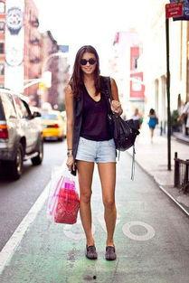 网红街拍模特吃瓜,模特现场“吃瓜”瞬间，时尚与趣味并存