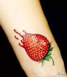 手上有纹身的男网红吃瓜,揭秘娱乐圈幕后真相