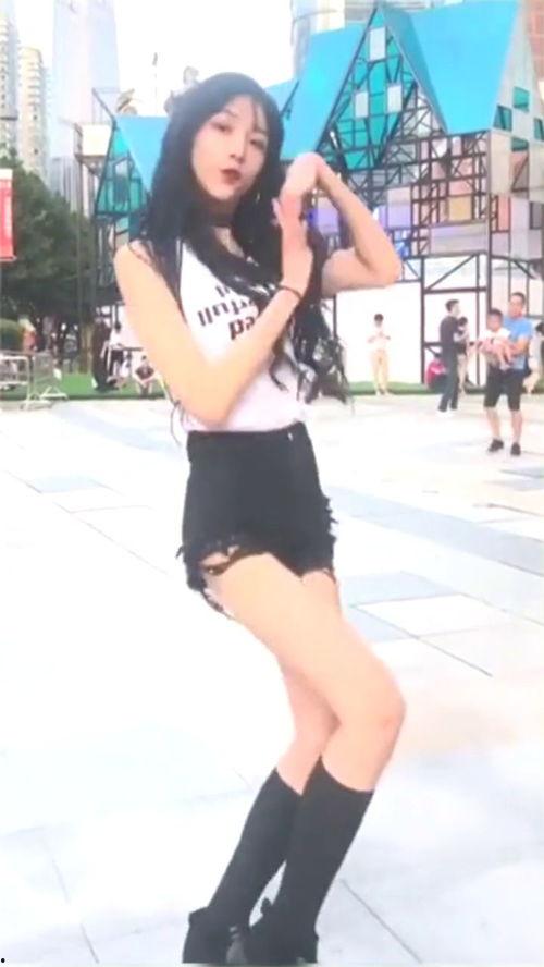 网红吃瓜跳舞最新版视频,热辣舞姿引爆网络，瓜味十足！