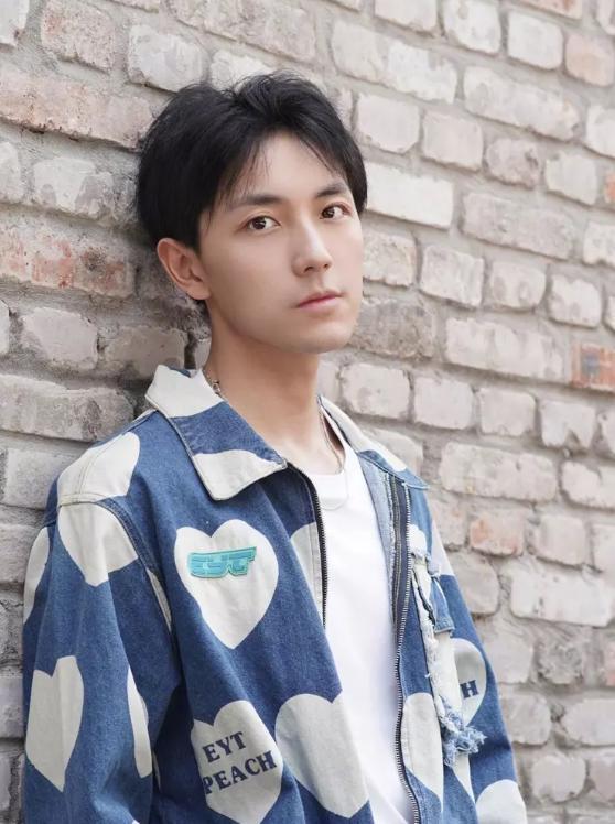 吃瓜男网红yp,揭秘网络红人的真实生活与争议