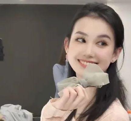 吃瓜网红阿朱是谁,网络红人的崛起与影响力